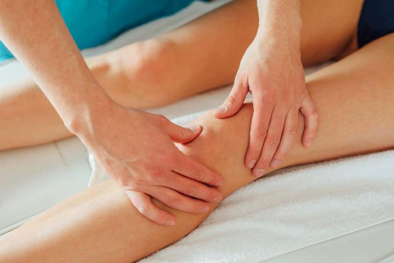 مؤمن زكريا خلال ظهوره في العرض المسرحي