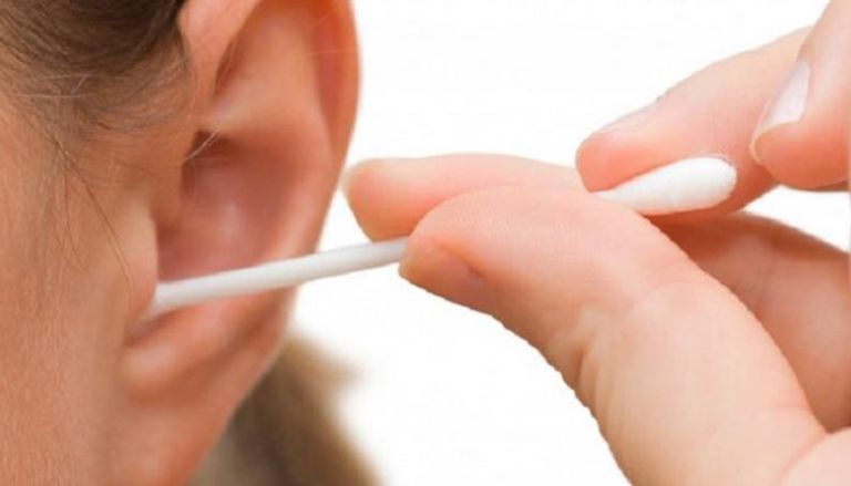 تنظيف الأذن بأعواد القطن يزيد من فرص الإصابة بالعدوى