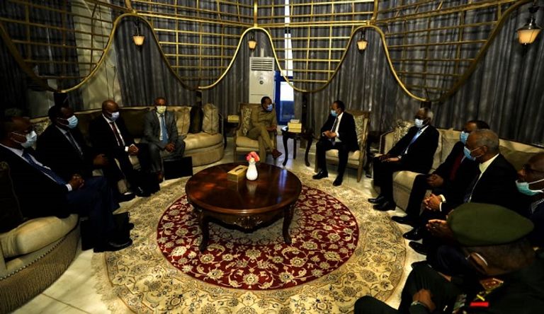 حمدوك خلال استقباله آبي أحمد لدى وصوله إلى الخرطوم