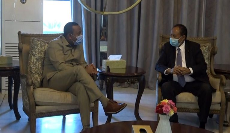 حمدوك خلال استقباله آبي أحمد لدى وصوله إلى الخرطوم