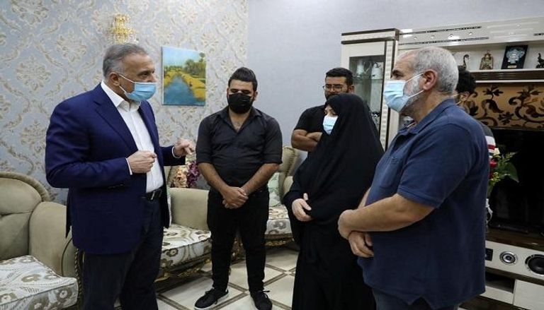  رئيس الوزراء مصطفى الكاظمي خلال لقاء أهالي قتلى البصرة