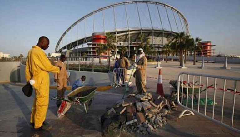 العمالة الوافدة في قطر تواجه ظروفا معيشية قاسية