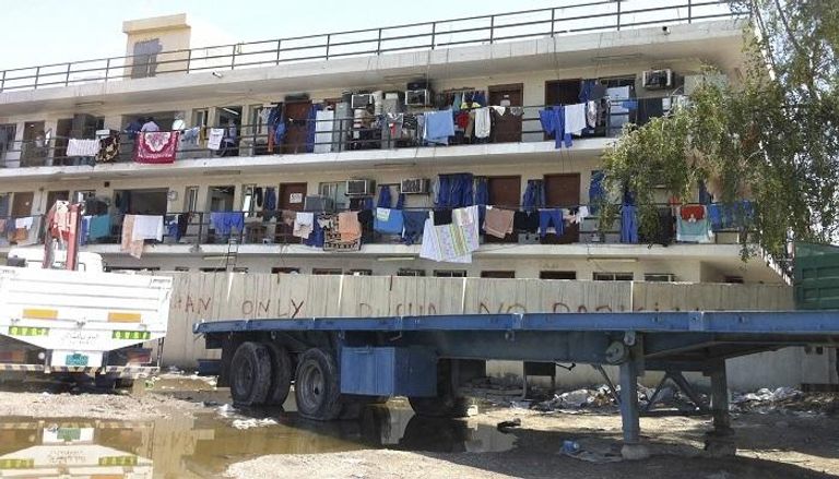 العمالة الوافدة في قطر تواجه ظروفا معيشية قاسية