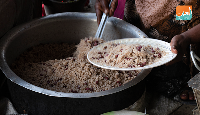 شباب يتناولون وجبة "دي ماتيو" في مطعم شعبي بمدينة أواسا جنوبي إثيوبيا