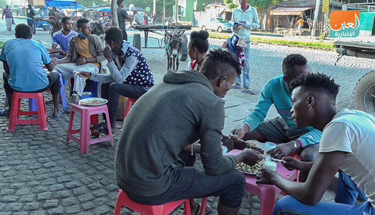 شباب يتناولون وجبة "دي ماتيو" في مطعم شعبي بمدينة أواسا جنوبي إثيوبيا