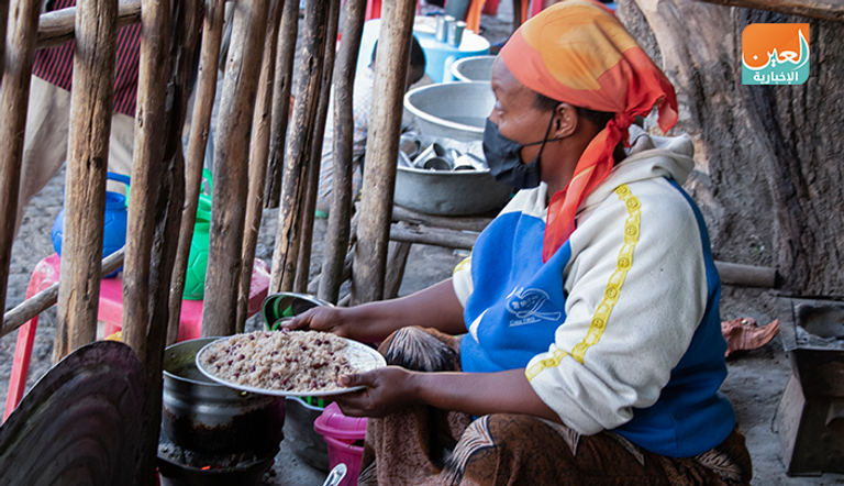 شباب يتناولون وجبة "دي ماتيو" في مطعم شعبي بمدينة أواسا جنوبي إثيوبيا