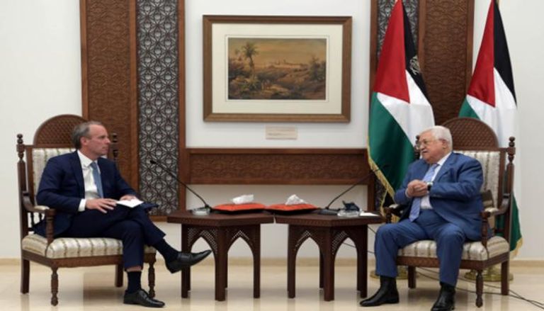 جانب من لقاء محمود عباس ودومنيك راب في رام الله بالضفة الغربية 