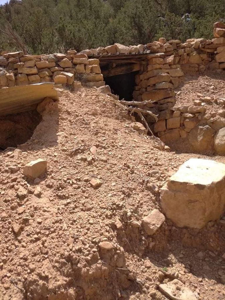 من مخابئ الإرهابيين التي دمرها الجيش الجزائري مخبأ لإرهابيين دمره الجيش الجزائري بالمرتفعات الجبلية لمحافظة باتنة