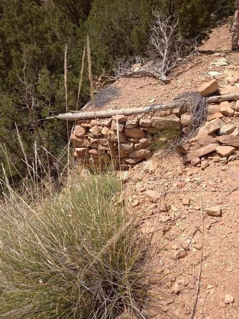 من مخابئ الإرهابيين التي دمرها الجيش الجزائري مخبأ لإرهابيين دمره الجيش الجزائري بالمرتفعات الجبلية لمحافظة باتنة