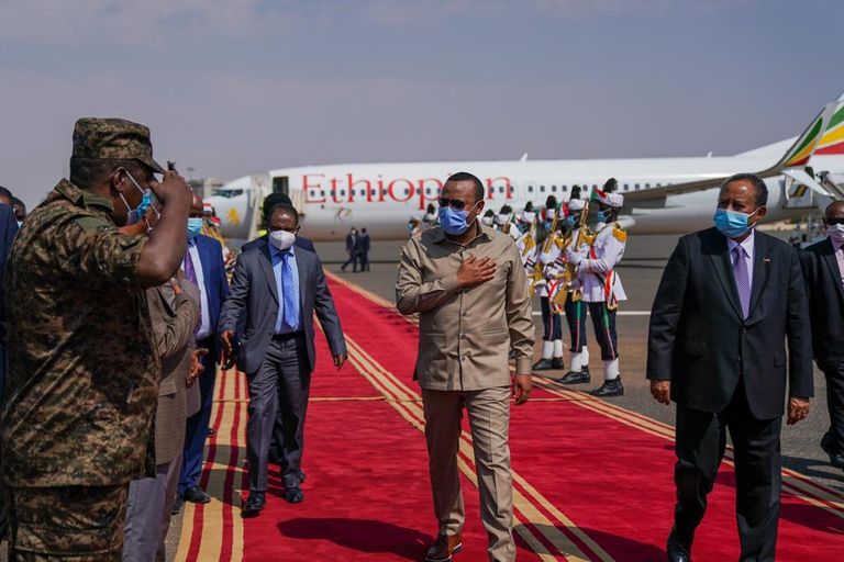 آبي أحمد خلال لقائه عبدالله حمدوك في الخرطوم