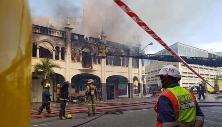 حريق ضخم في مسجد أثري في مدينة ديربان 