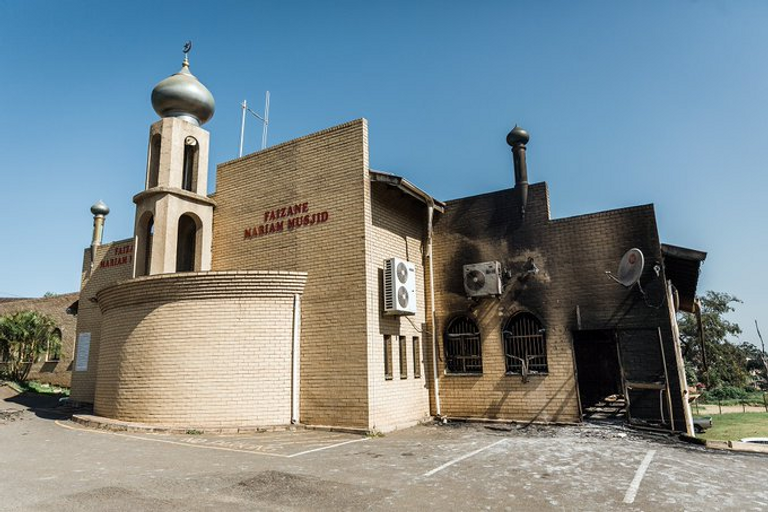 حريق ضخم في مسجد أثري في مدينة ديربان