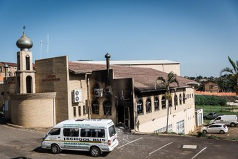 حريق ضخم في مسجد أثري في مدينة ديربان