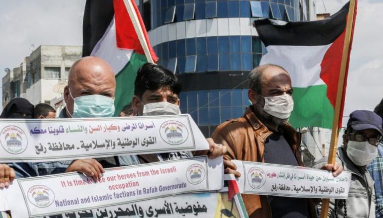 وقفة في غزة تطالب بالإفراج عن الأسرى المرضى وكبار السن
