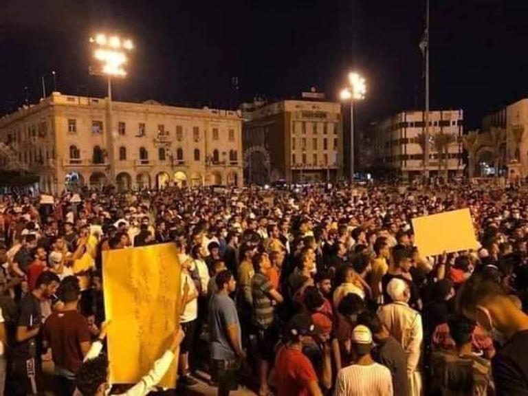 جانب من التظاهرات  متظاهرون ليبيون ضد فايز السراج