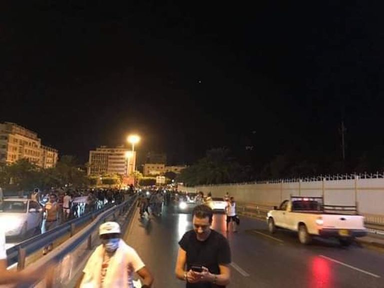 جانب من التظاهرات  متظاهرون ليبيون ضد فايز السراج