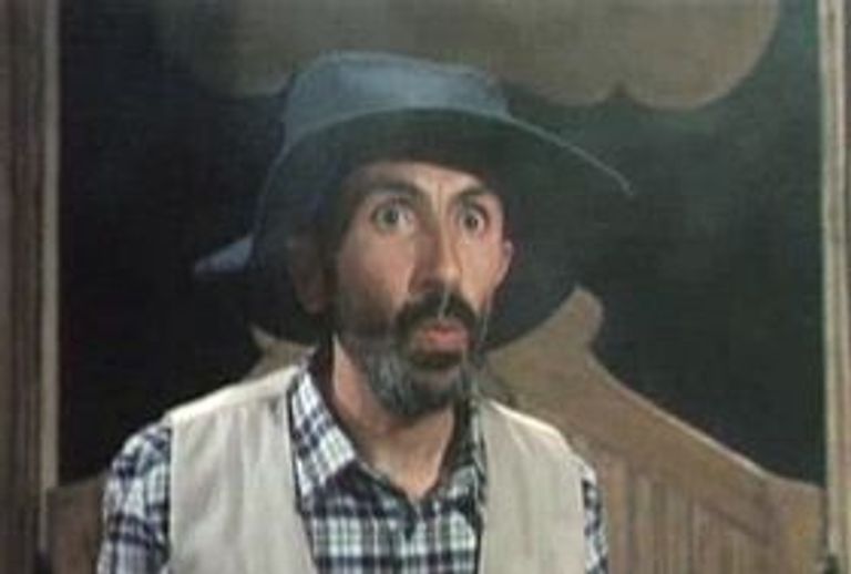 من فيلم كرنفال في دشرة الفنان الجزائري عثمان عريوات في أحد أعماله الكوميدية - أرشيفية