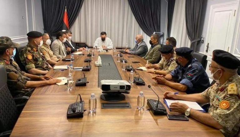 السراج يتجاهل مطالب المتظاهرين ويجتمع مع قادة المليشيات