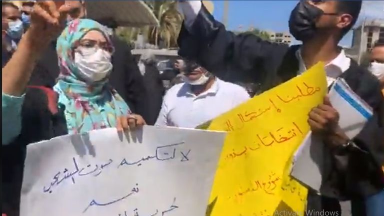مظاهرات لمحامين ليبيين ضد السراج أمام مجمع المحاكم