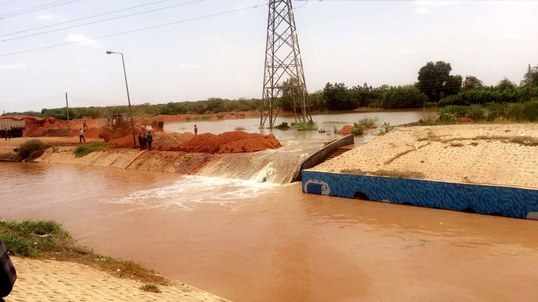 النيل يجتاح قلب الخرطوم لأول مرة