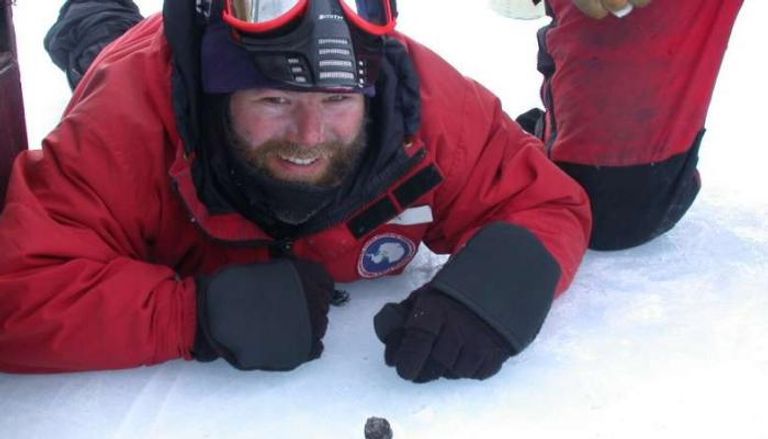 قطعة نيزك بحجم كرة الجولف عثر عليها الباحثون في القارة القطبية