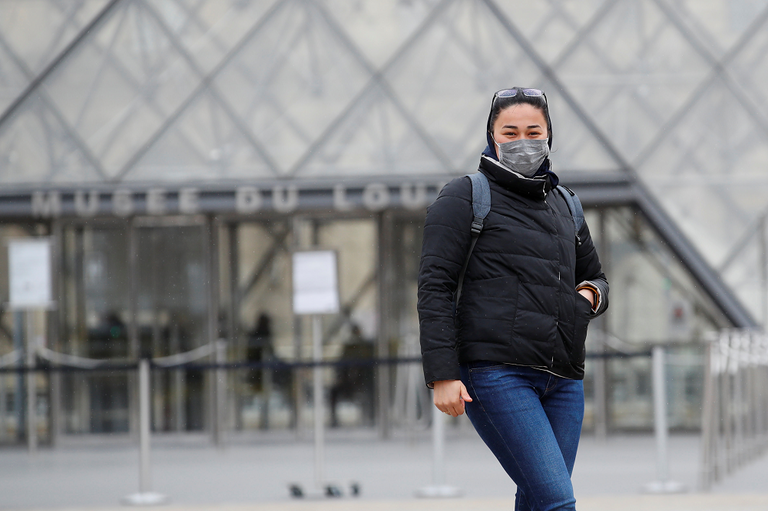 فرنسية ترتدي الكمامة مع عودة انتشار الفيروس