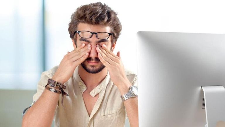 الإجهاد الرقمي يهدد عينيك