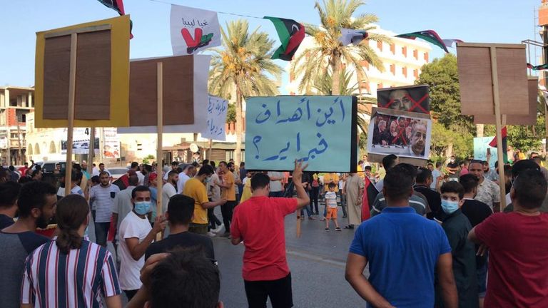 متظاهرون في العـاصـمة الليبية طرابلس مظاهرات ليبية ضد السراج