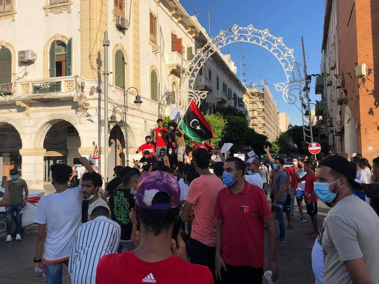 حكومة السراج اتهمت عناصر مندسة باستهداف المتظاهرين السراج وباشا أغا - أرشيفية