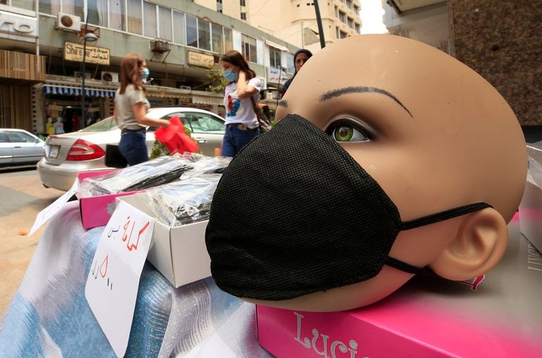 متطوعون يقدمون مساعدات إلى ضحايا انفجار بيروت