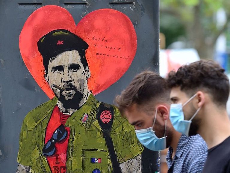 جرافيتي ليونيل ميسي نجم برشلونة في ساحة كتالونيا ليونيل ميسي قائد برشلونة