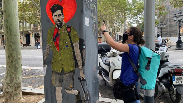 جرافيتي ليونيل ميسي نجم برشلونة في ساحة كتالونيا ليونيل ميسي قائد برشلونة