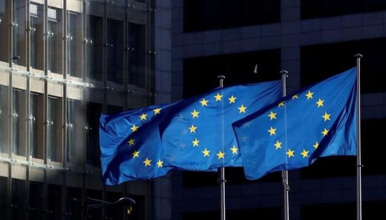 أعلام الاتحاد الأوروبي ترفرف خارج مقر المفوضية الأوروبية في بروكسل