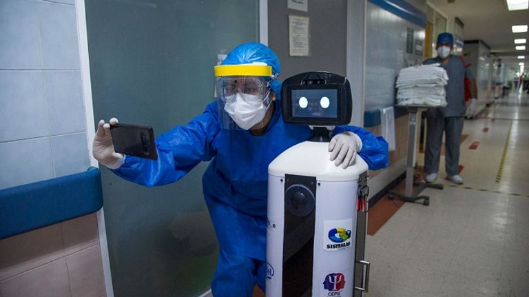 سيلفي مع الروبوت الصغير لالوتشي  الروبوت يقدم الدعم النفسي لمريض كرورونا