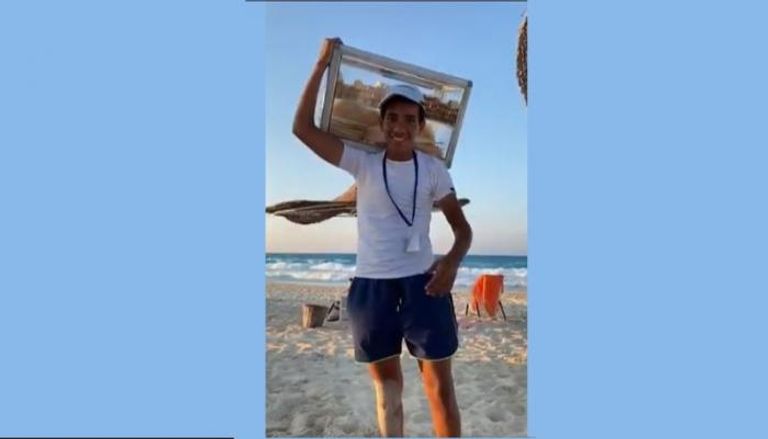 إبراهيم يبيع الفريسكا على شاطئ الإسكندرية