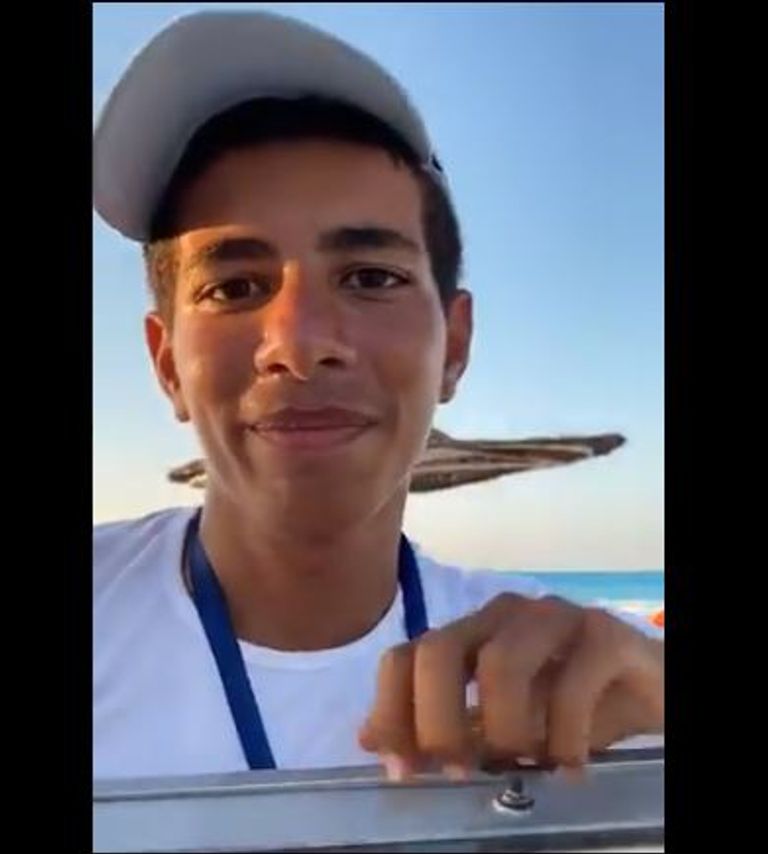 إبراهيم يبيع الفريسكا على شاطئ الإسكندرية