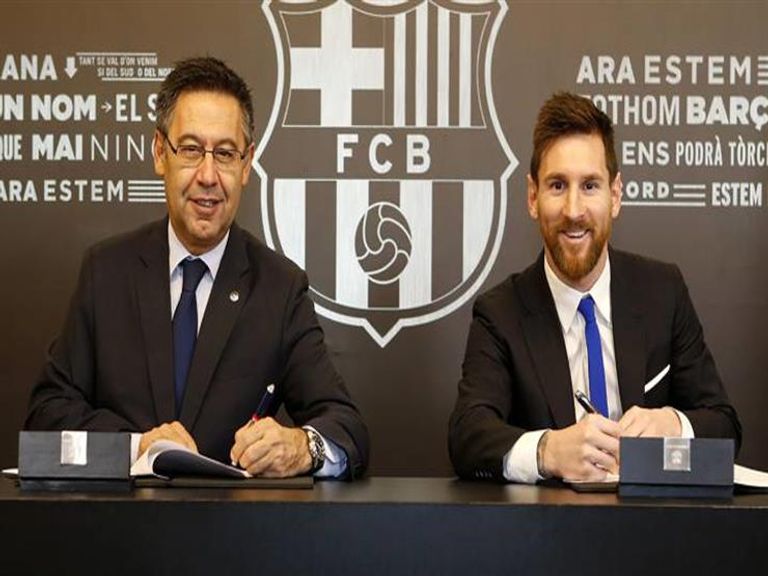 ميسي مع بارتوميو رئيس برشلونة ليونيل ميسي قائد برشلونة
