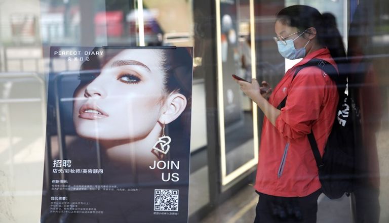 سيدة ترتدي كمامة للوقاية من عدوى كورونا في الصين