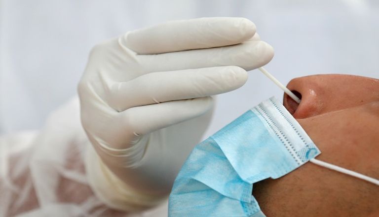 سيدة ترتدي كمامة للوقاية من عدوى كورونا في الصين