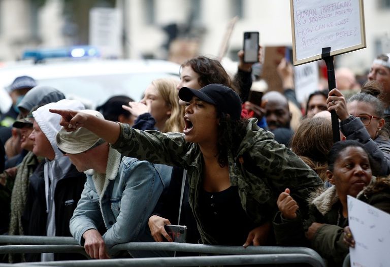 متظاهرون في العاصمة البريطانية ضد إجراءات احتواء فيروس كورونا