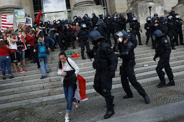 متظاهرون في العاصمة البريطانية ضد إجراءات احتواء فيروس كورونا