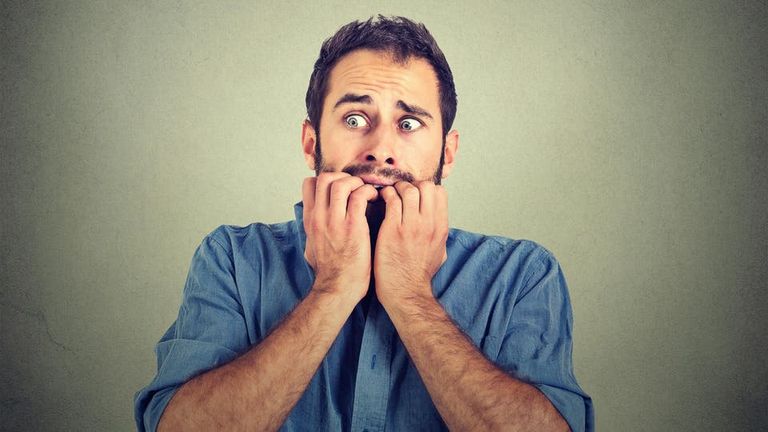 الشعور بالقلق - تعبيرية ضربات القلب السريعة والتعرق والدوخة من أبرز الأعراض