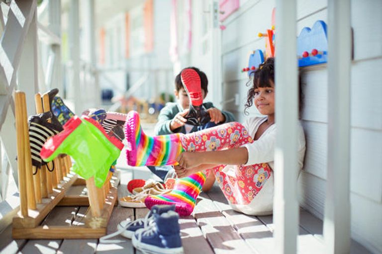 تعقيم أحذية الطلاب بالمنشفة والكلور المخفف، للوقاية من عدوى كورونا - تعبيرية نصائح مهمة لعودة آمنة للمدارس