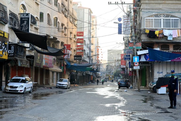 كورونا يصيب الحياة في غزة بالشلل
