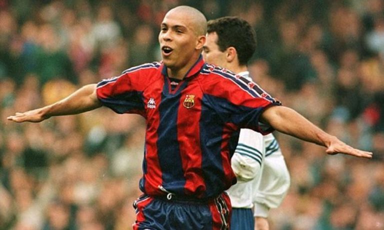 البرازيلي رونالدو نجم برشلونة الأسبق ليونيل ميسي قائد برشلونة
