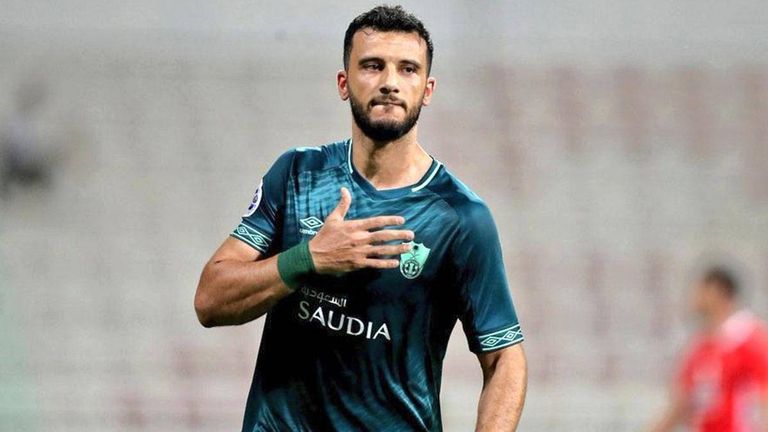 السومة بقميص الأهلي عبدالرزاق حمدالله هداف الدوري السعودي