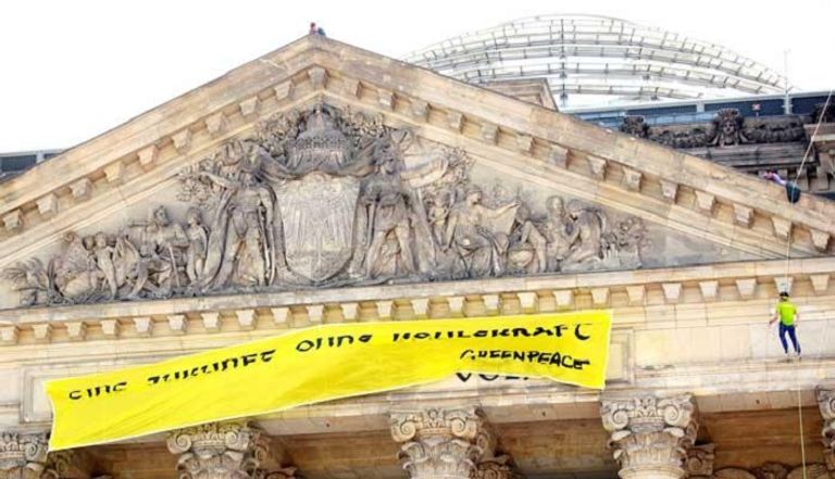 شاب يتسلق مبنى البرلمان الألماني