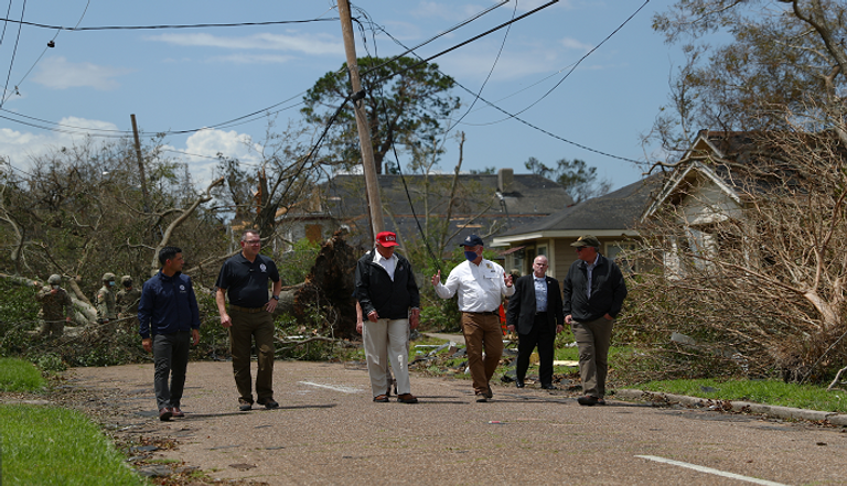 جولة للرئيس الأمريكي في المناطق المنكوبة بإعصار "لورا" جولة للرئيس الأمريكي في المناطق المنكوبة بإعصار لورا
