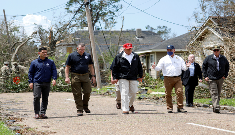جولة للرئيس الأمريكي في المناطق المنكوبة بإعصار "لورا" جولة للرئيس الأمريكي في المناطق المنكوبة بإعصار لورا