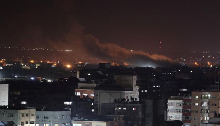 دخان يتصاعد جراء القصف الإسرائيلي لمواقع بغزة - رويترز